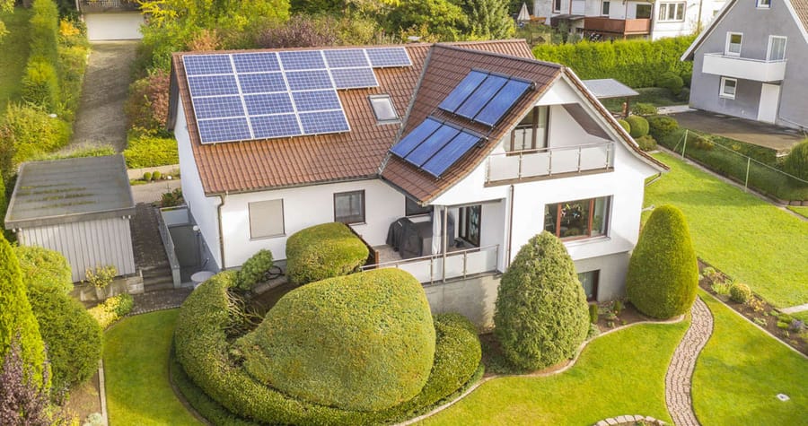 Einfamilienhaus mit Heizungsanlage aus erneuerbaren Energien