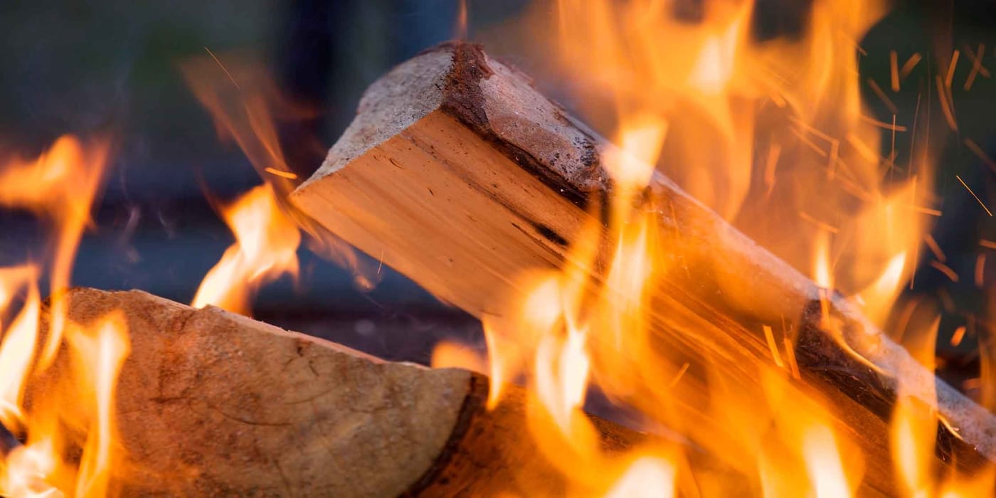 Holzheizung mit brennenden Holzscheiten