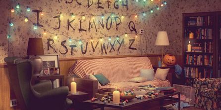 Wohnzimmer der Netflix-Familie "Stranger Things" nachgestellt mit Ikea-Möbeln.
