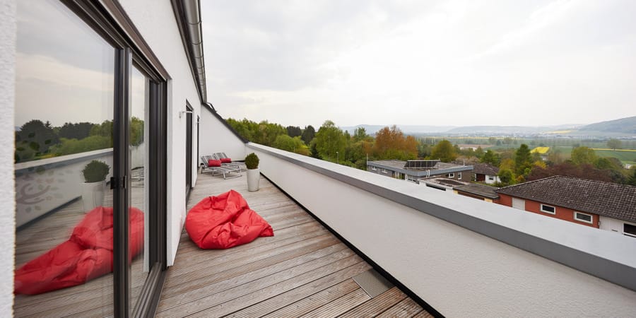geschützte Terrasse im Dachgeschoss - Modell Hellerberge - GUSSEK HAUS