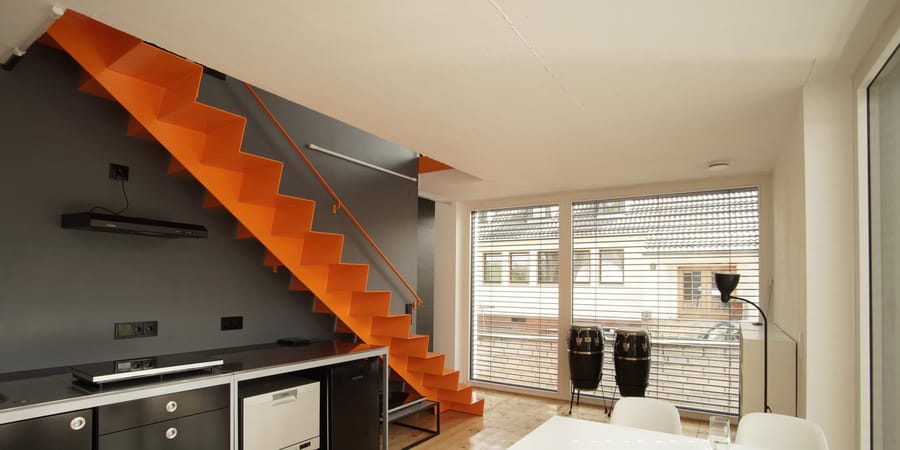 Minihaus mit orangefarbener treppe