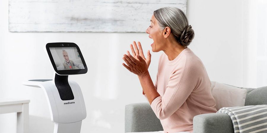 Home Care Robot mit älterer Frau