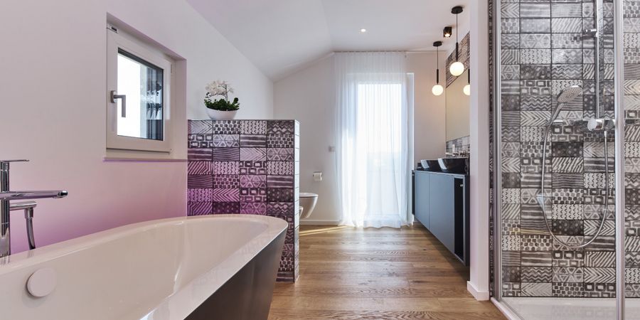 Bild: Das geräumige Badezimmer mit Wanne, Dusche und Doppelwaschtisch von Rensch-Haus Merano ist zu sehen.