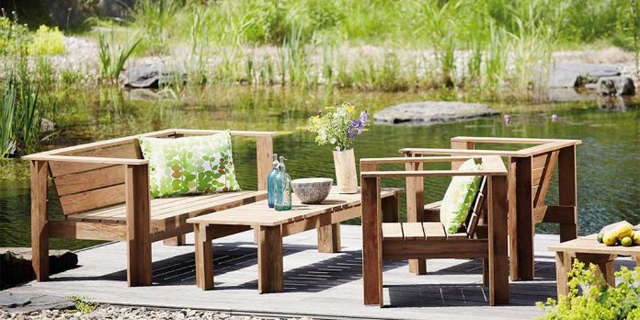 Garten Lounge Sofa an einem Teich mit zwei Sesseln aus Holz