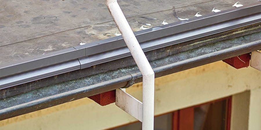 Aluminiumprofile am Rand des Balkons für sauberen Abschluss