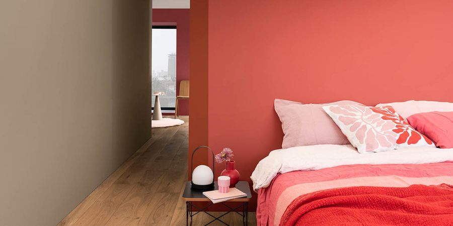 Schlafzimmer mit rosafarbener Wand