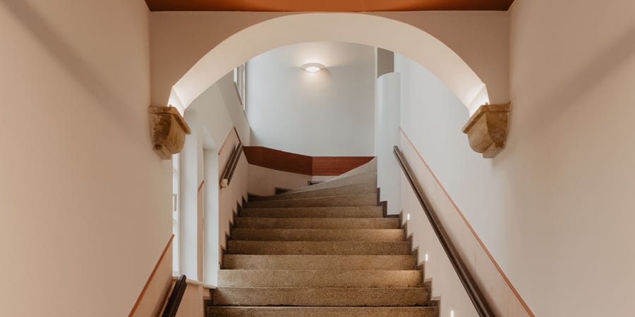 Renoviertes Treppenhaus in einem ehemaligen Hotel in Bayreuth