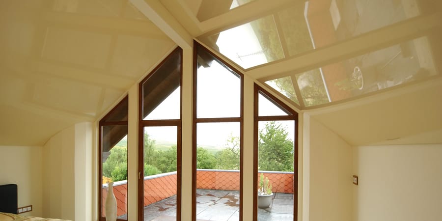 Spanndecken können auch an Dachschrägen montiert werden.