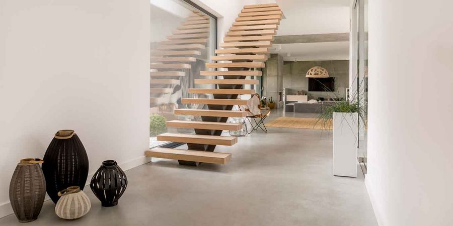 Moderne Holztreppe im offenen Stil
