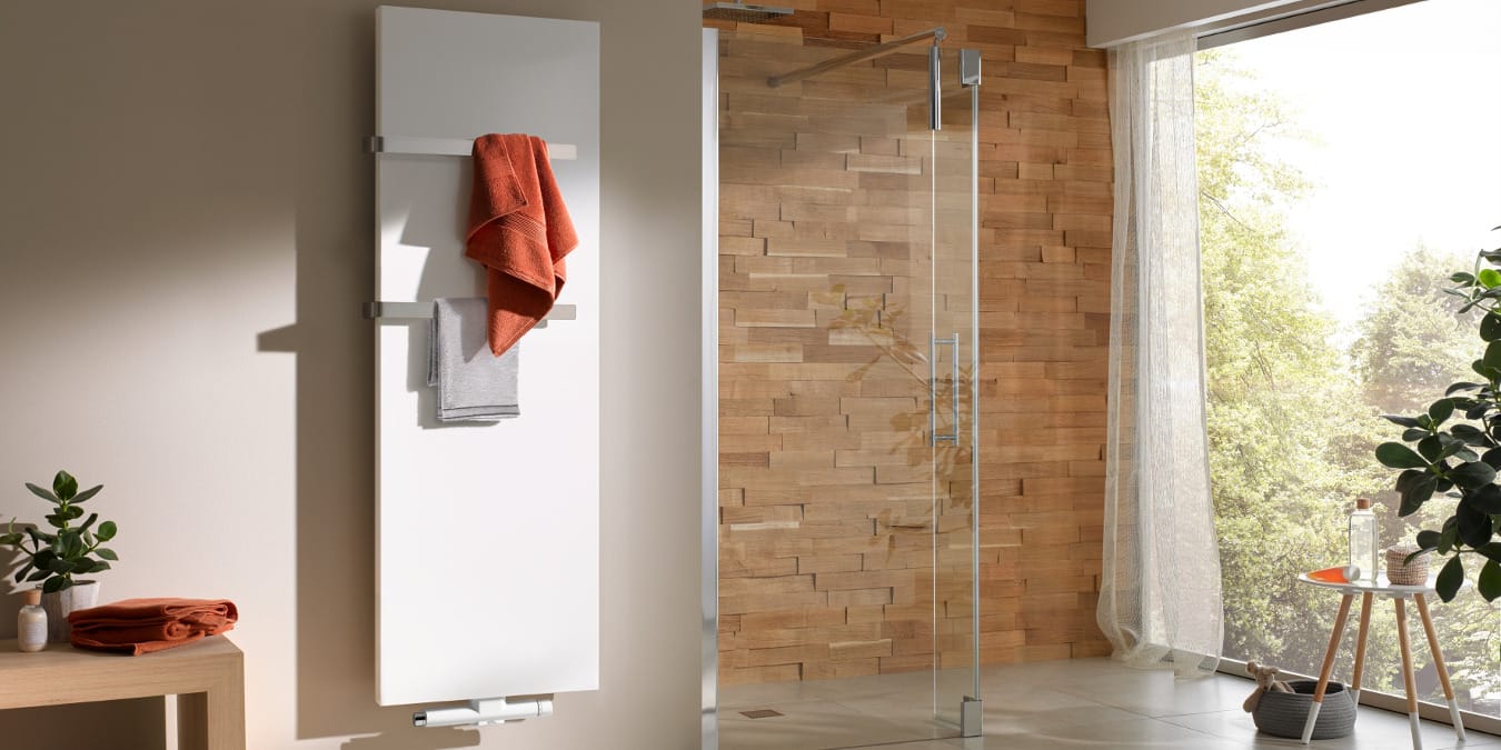 Design-Heizkörper in Badezimmer mit Anschluss an Fußbodenheizung