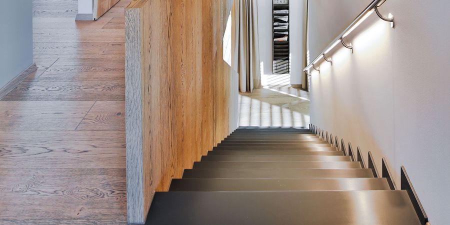 Treppe hinauf ins Obergeschoss - Musterhaus Heidi - Regnauer Hausbau