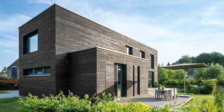 Moderne Fassadengestaltung: Kubushaus mit dunkler Holzfassade