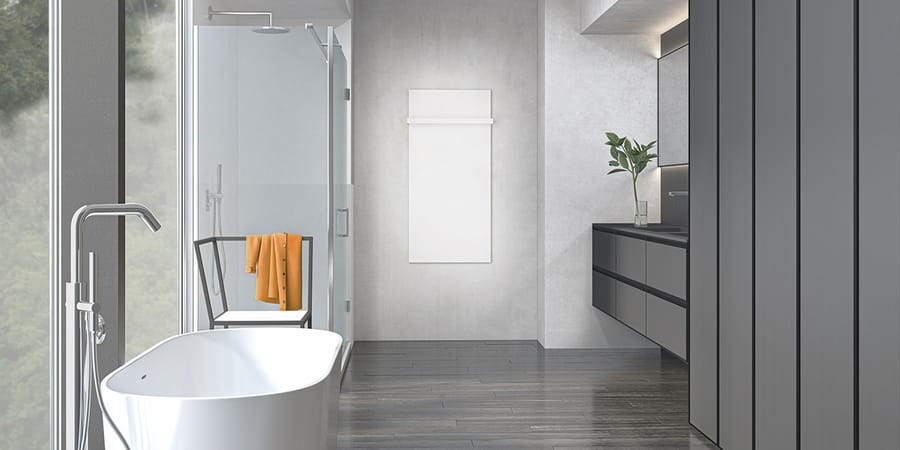 Dezente, weiße Infrarotheizung im modernen Badezimmer, die auch als Handtuchhalter dient.