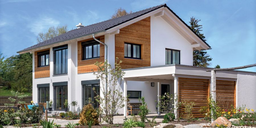 Seitenansicht mit Carport - Haus Glonn - Regnauer Hausbau