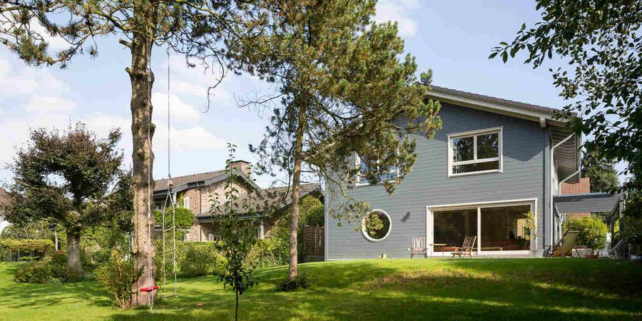 Massivholzhaus „Lindemann“ umgeben von Natur - Stommel-Haus