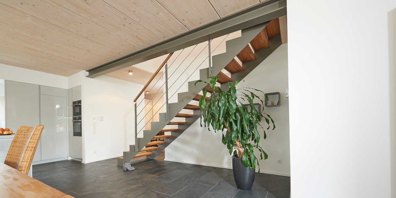 Moderne Treppe aus Holz und Metall in einer Wohnung