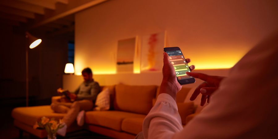 Rote Lichtstimmung in Wohnzimmer mit Smart Home Steuerung