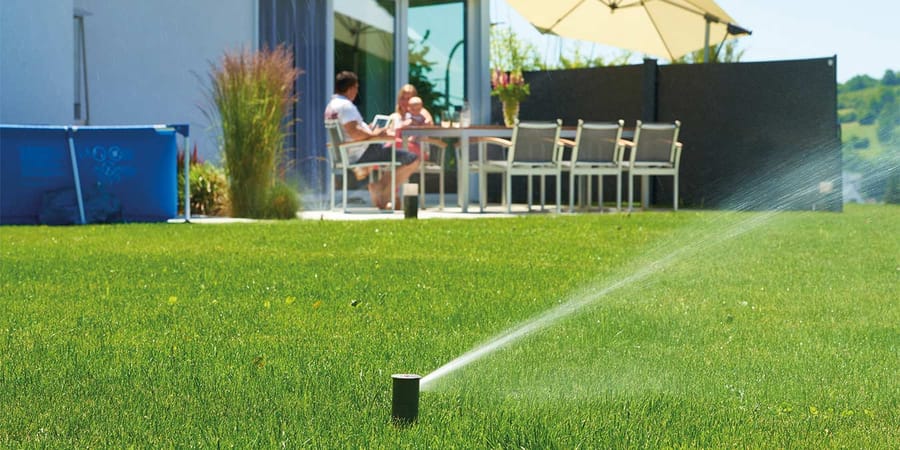 Smart Home Steuerung der Rasensprenger sorgt für automatische Bewässerung des Gartens