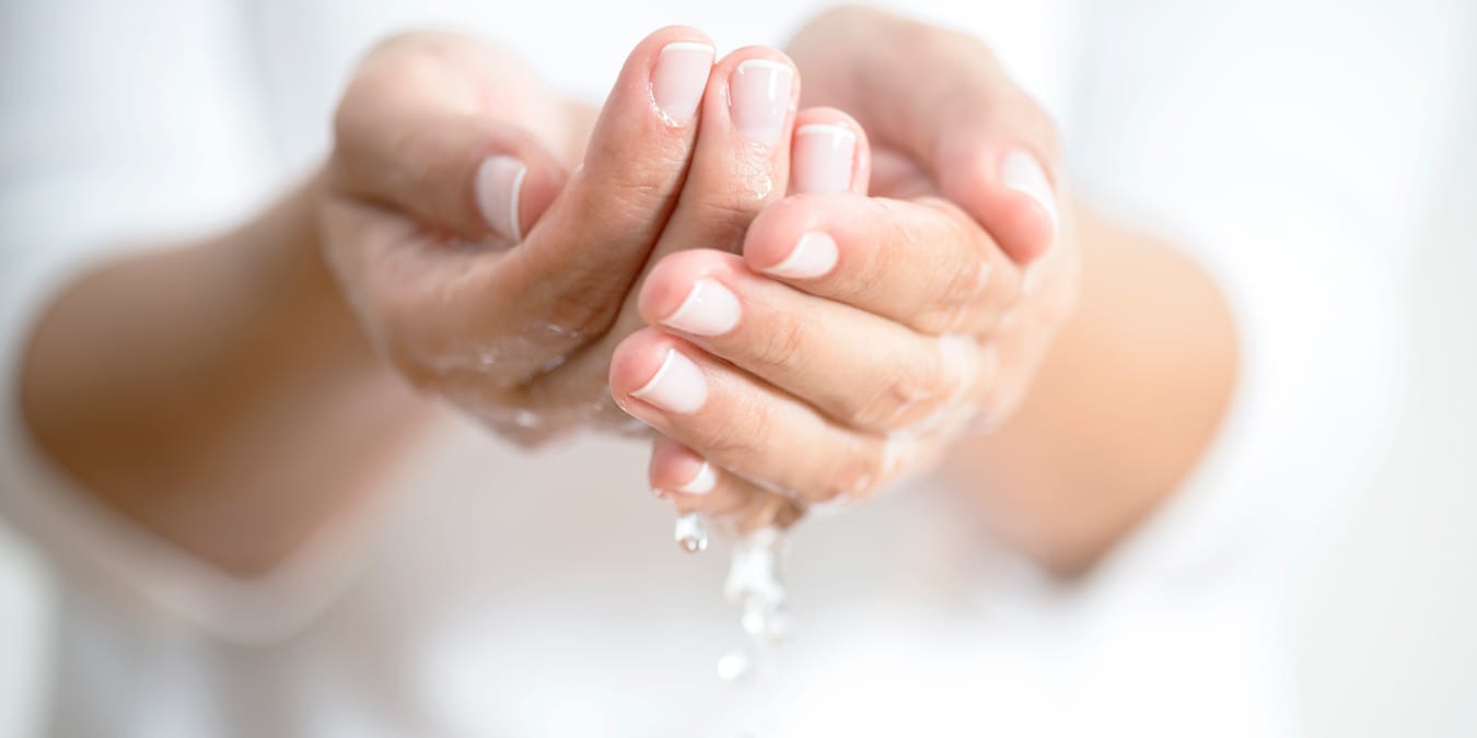 Mit berührungslosen Armaturen hygienisch Hände waschen