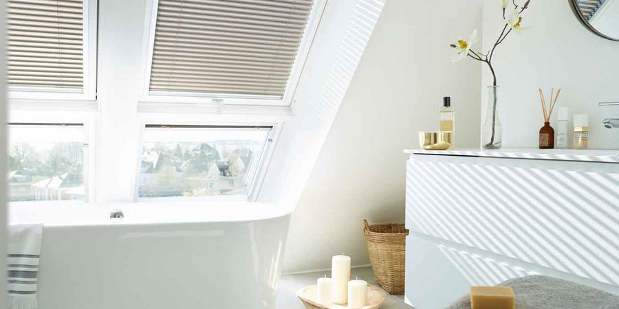 Badewanne unterm Dachfenster für ein Schaumbad mit Ausblick
