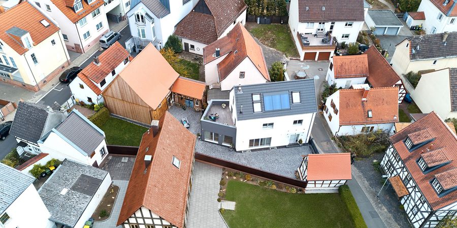 Modernes Einfamilienhaus mitten in der Stadt aus der Vogelperspektive