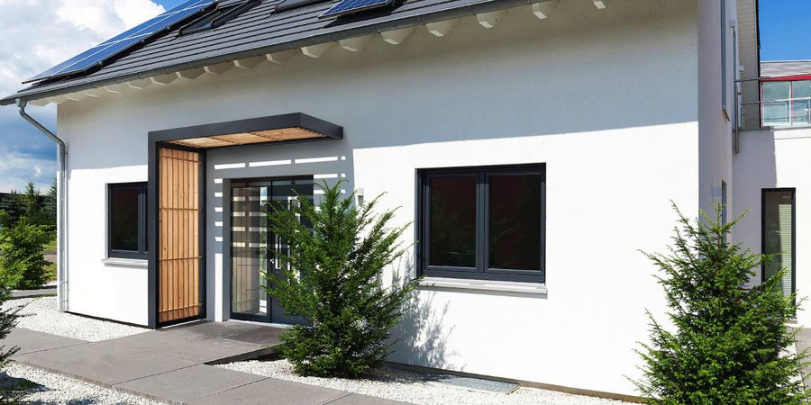 Vordach aus Holz und Metall für Haustür