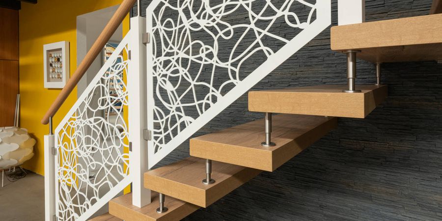 Treppe mit modernem Geländer
