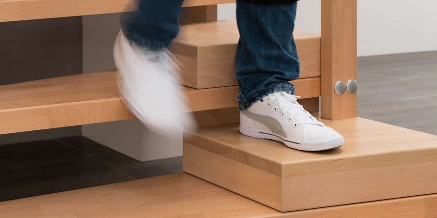 Halbstufen sind eine einfache Lösung, um Treppen sicherer und leichter begehbar zu machen. 
