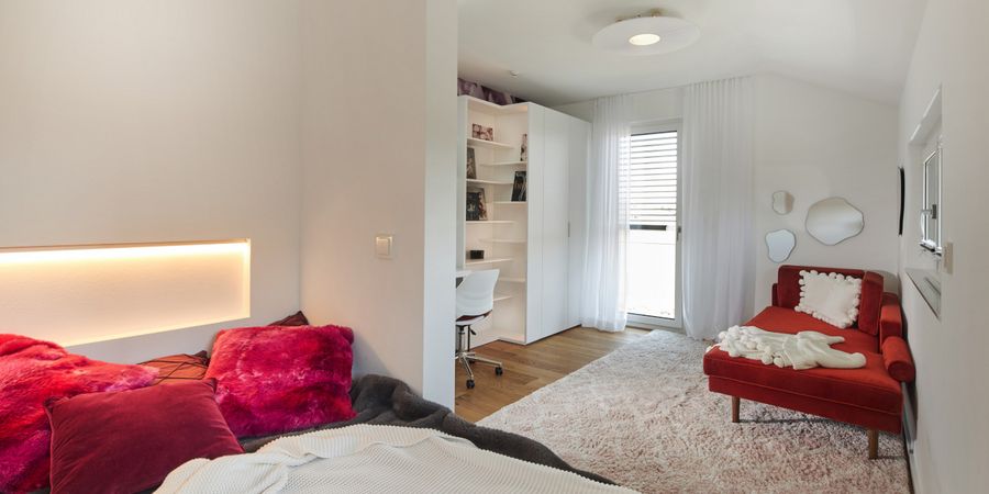Bild: Eines der beiden Kinderzimmer von Rensch-Haus Merano. Sie sind jeweils mit separierten Schlaf-  und Rückzugsbereichen ausgestattet.