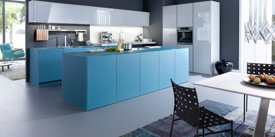 offene Küche in knalligem blau.