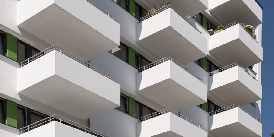 nachträglich angebaute Balkone in weiß aus Stahlbeton