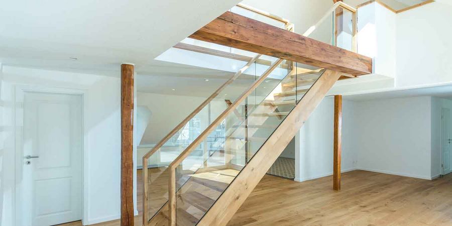 Moderne Holztreppe mit Glasgeländer