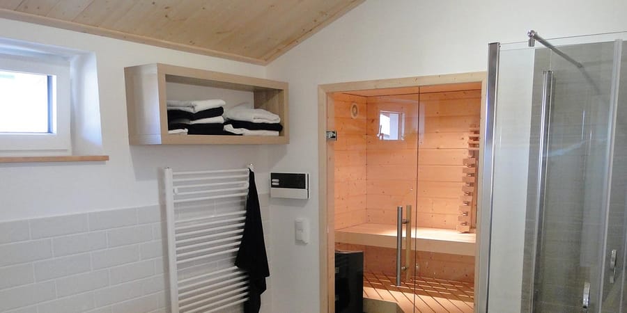 Strohballenbau Badezimmer mit integrierter Sauna