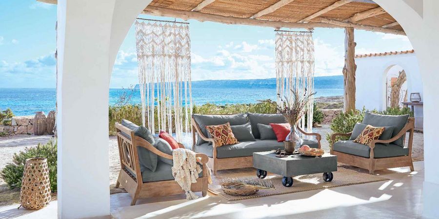 Gartenmöbel auf einer mediterran gestalteten Terrasse