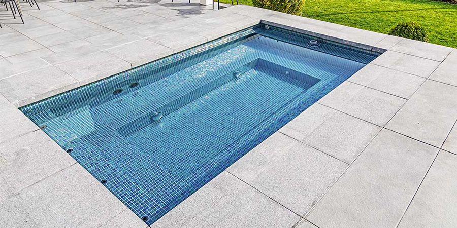 Mini Pool mit Steinplatten