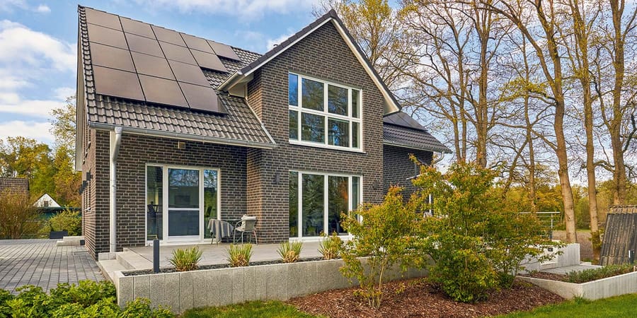 Haus Calenberg mit Klinkerfassade und Photovoltaikanlage