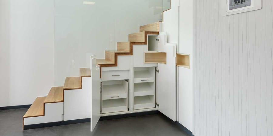 Treppe mit eingebautem Treppenregal für besonders viel Stauraum.