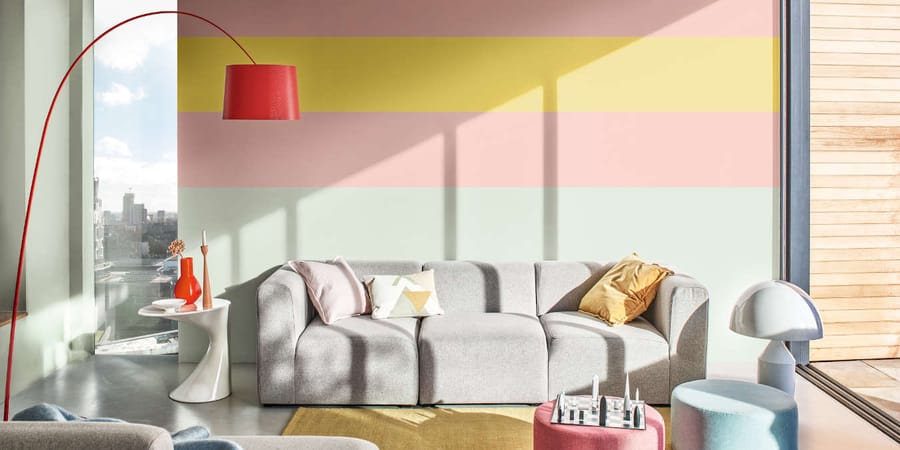 farbenfrohes Wohnzimmer mit Streifen