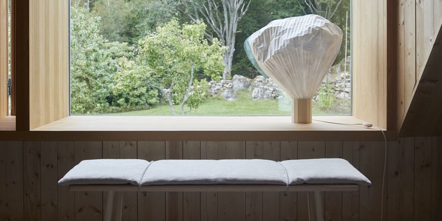 Papierlampe in einem Sitzfenster aus Holz
