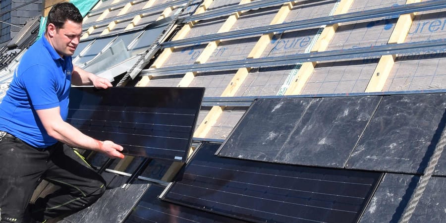Dacheindeckung mit Schiefer und Photovoltaikmodulen