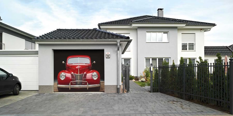 Einfamilienhaus mit garagentor und Digitalaufdruck eines roten Oldtimers