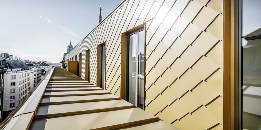 Haus der vorletzten Jahrhundertwende in Wien mit Metall Dach 