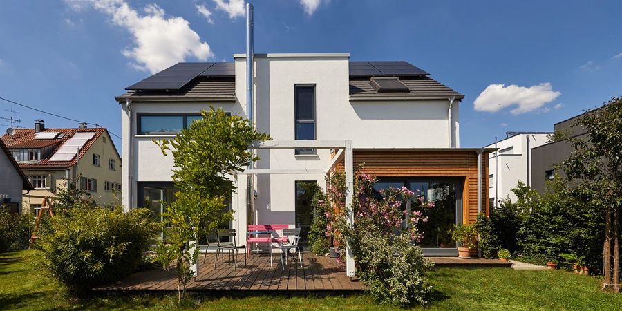 Nachhaltiges Einfamilienhaus von GUSSEK mit großer Terrasse.