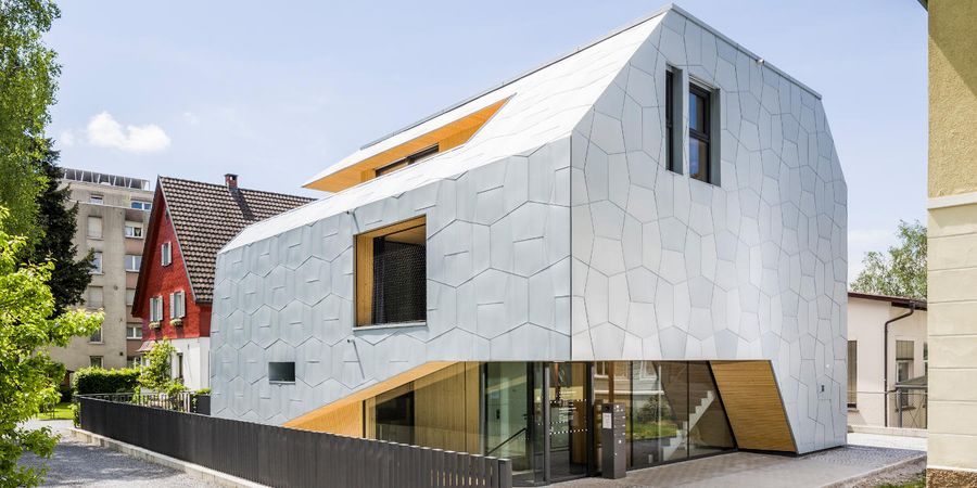 Design-Haus mit Metallfassade aus Zink in hellem Silber