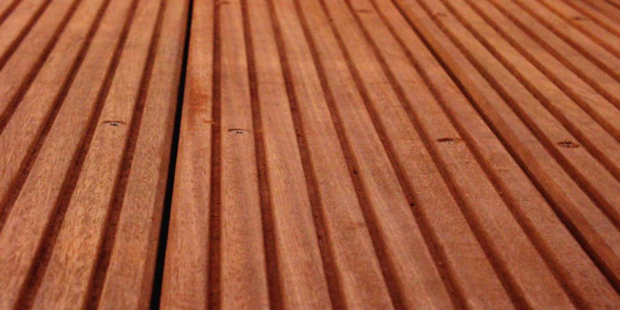 Terrassendiele aus Holz - Bangkirai - Mike Frajese_Pixelio.de