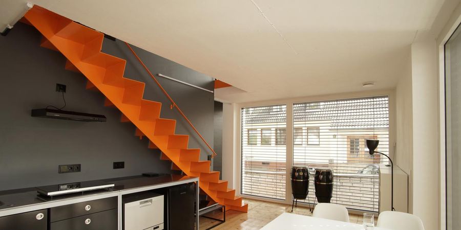 Minihaus mit orangefarbener treppe