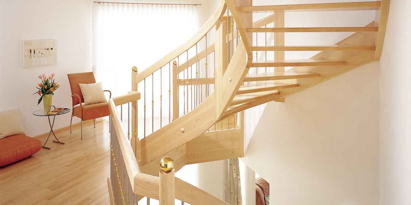 Treppe im Landhausstil aus Holz mit goldenen Akzenten