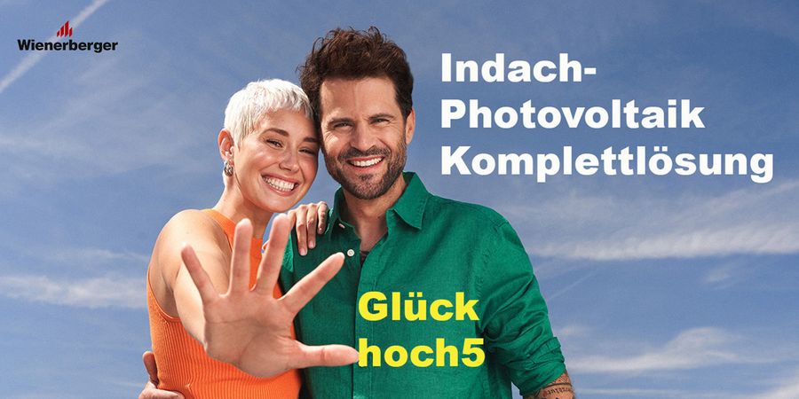 Paar wird gezeigt, die Frau zeigt 5 Finger die für die 5 Vorteile der Indach-Photovoltaik Komplettlösung von Wienerberger stehen