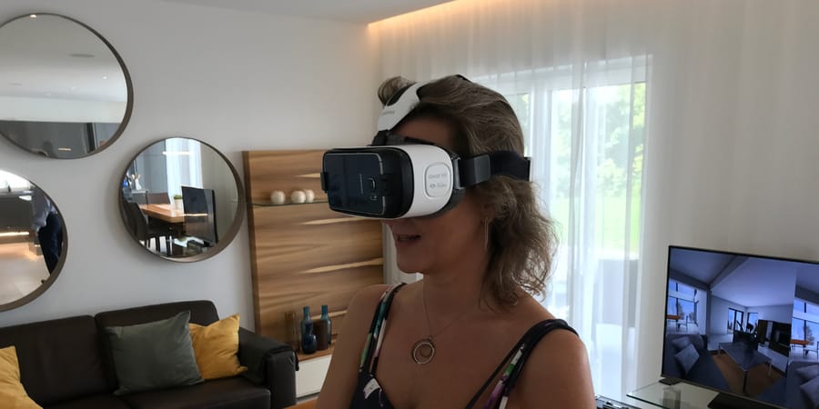 Frau mit Virtual-Reality-Brille im Wohnzimmer