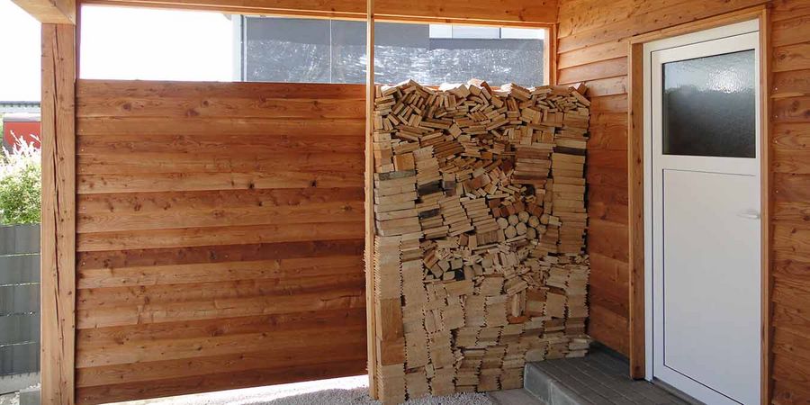 Carport Strohballenbau mit Feuerholz